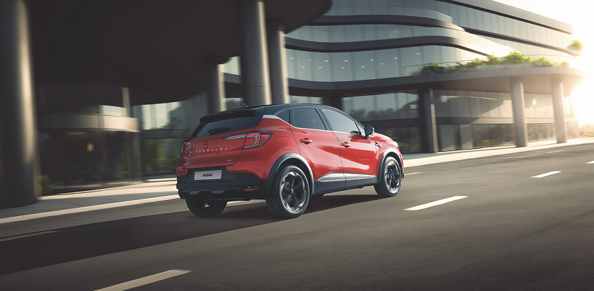 Der Mitsubishi ASX Ein roter Mitsubishi ASX fährt durch die Stadt.