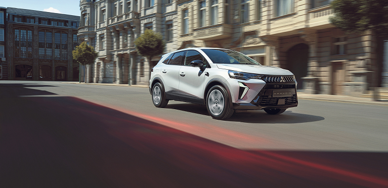 Der Mitsubishi Grandis Ein weißer Mitsubishi Grandis fährt durch die Stadt.