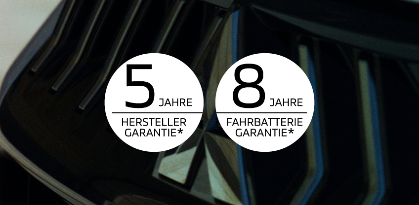 Hersteller- & Fahrbatteriegarantie Weiße Nahaufnahme der Front eines Autos inkl. Mitsubishi Logo mit zwei runden Hinweisfeldern: „5 Jahre Herstellergarantie*“ und „8 Jahre Fahrbatteriegarantie*
