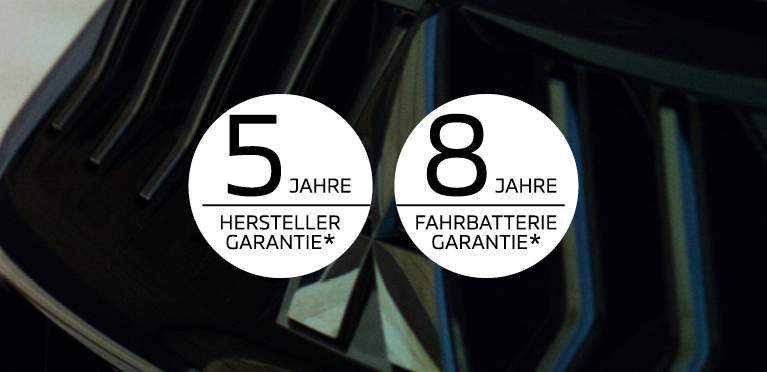 Hersteller- & Fahrbatteriegarantie Weiße Nahaufnahme der Front eines Autos inkl. Mitsubishi Logo mit zwei runden Hinweisfeldern: „5 Jahre Herstellergarantie*“ und „8 Jahre Fahrbatteriegarantie*