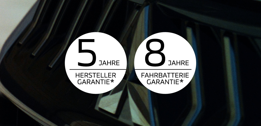 Hersteller- & Fahrbatteriegarantie Weiße Nahaufnahme der Front eines Autos inkl. Mitsubishi Logo mit zwei runden Hinweisfeldern: „5 Jahre Herstellergarantie*“ und „8 Jahre Fahrbatteriegarantie*