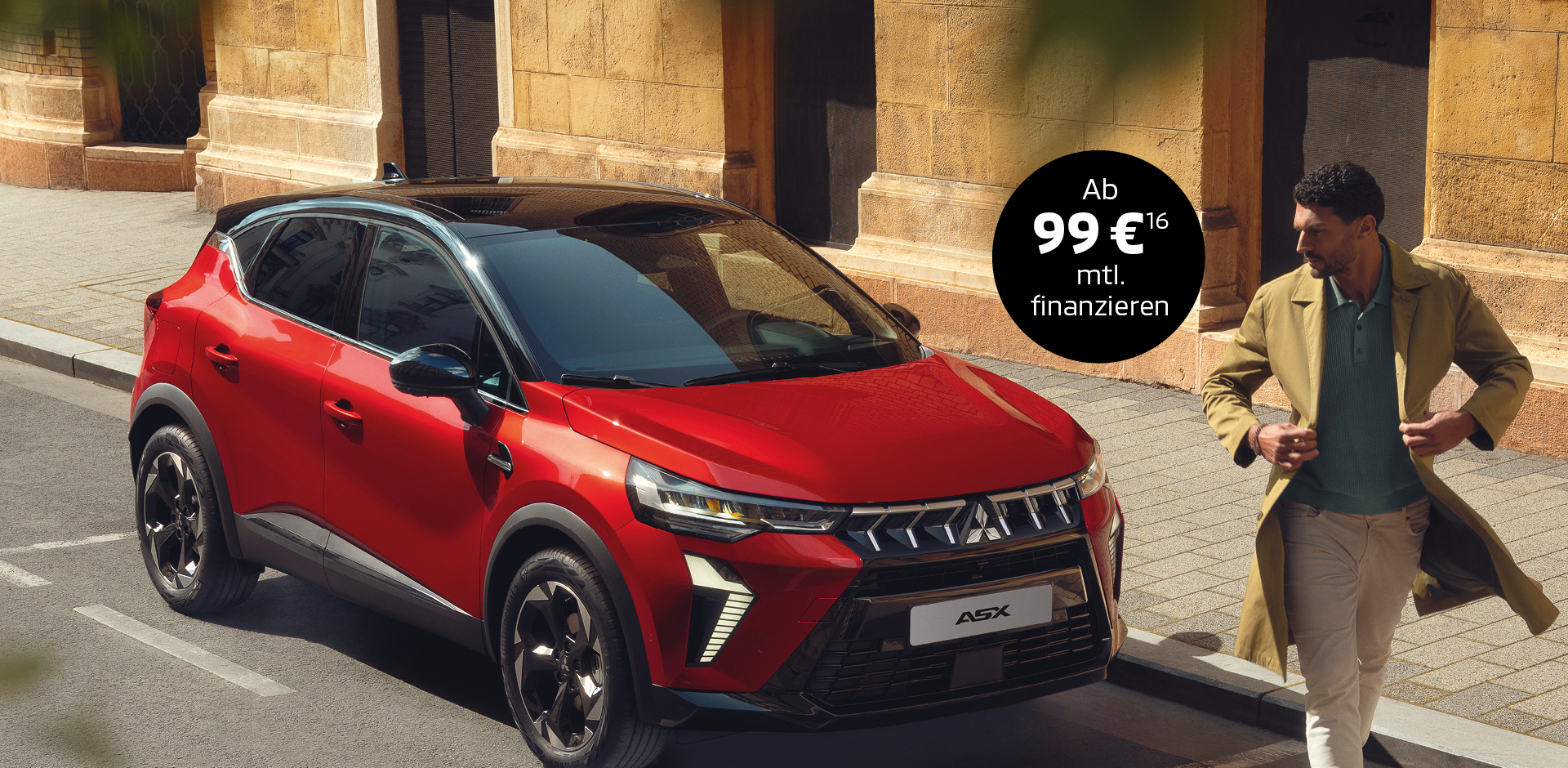 Der Mitsubishi ASX Ein Mann entfernt sich laufend von einem in der Stadt geparkten ASX.