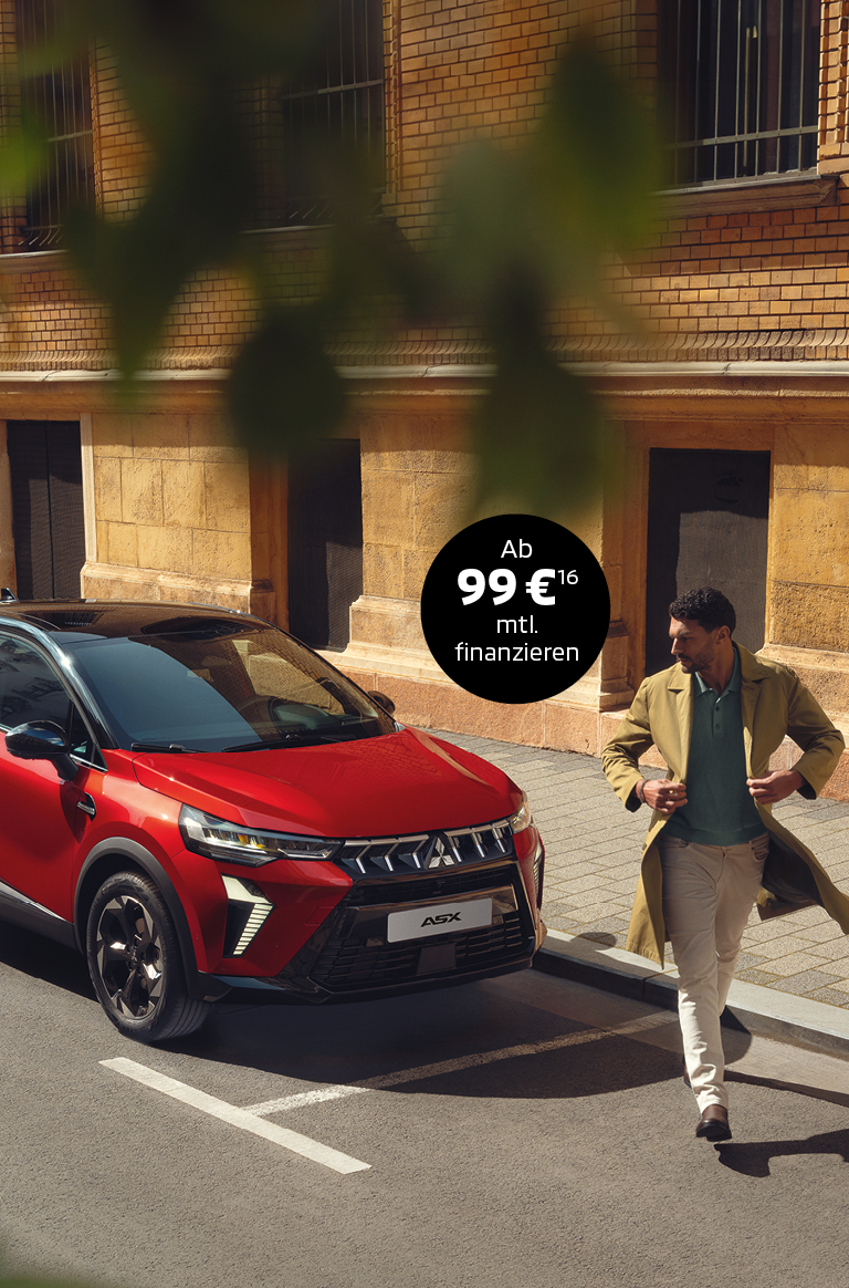 Der Mitsubishi ASX Ein Mann entfernt sich laufend von einem in der Stadt geparkten ASX.