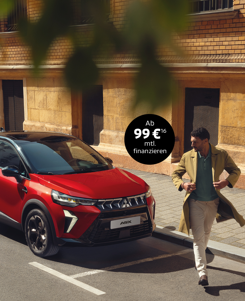 Der Mitsubishi ASX Ein Mann entfernt sich laufend von einem in der Stadt geparkten ASX.