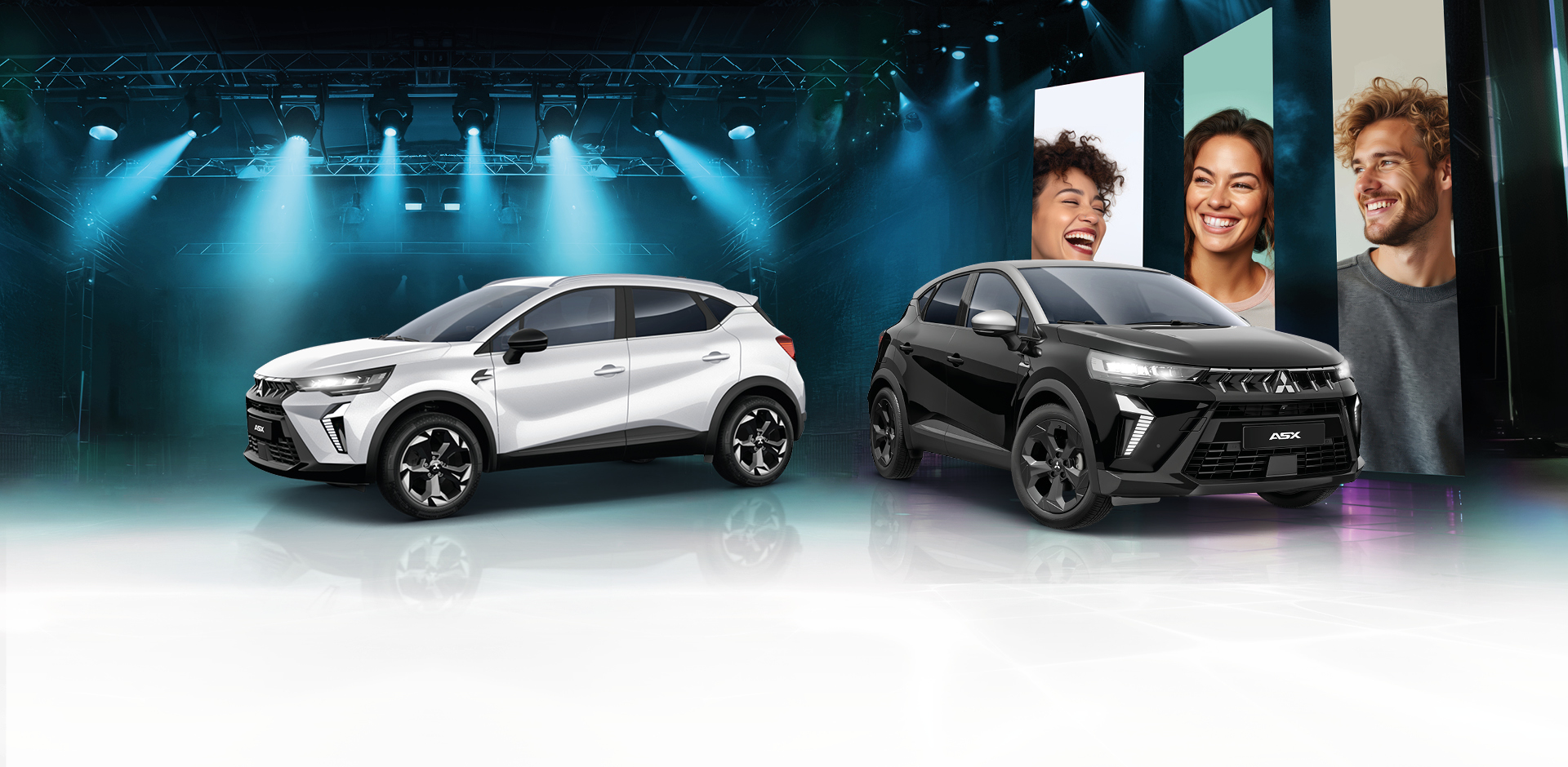 ASX Sondermodell Select und ASX Sondermodell Black Der Mitsubishi ASX Select in Weiß und ASX Black in Schwarz auf einer Bühne mit Lichtinstallation, daneben große Porträtbilder im Hintergrund.