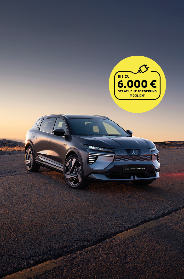 Mitsubishi Eclipse Cross mit Prämienhinweis Neuer Mitsubishi Eclipse Cross auf asphaltierter Straße im Sonnenuntergang. Gelber Kreis mit Hinweis auf staatliche Förderung bis zu 6.000 Euro.