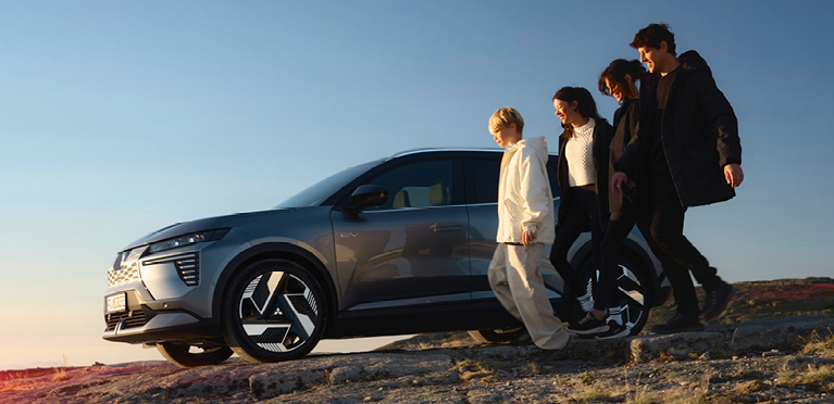 Der neue Mitsubishi Eclipse Cross Der neue Mitsubishi Eclipse Cross steht in einer bepflanzten, modernen Galerie.