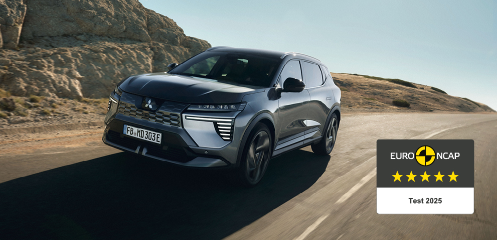 Der neue Eclipse Cross erhält 5 Sterne im Euro NCAP-Test. Der neue Mitsubishi Eclipse Cross fährt auf der Straße, rechts daneben das 5-Sterne-Euro NCAP-Logo.