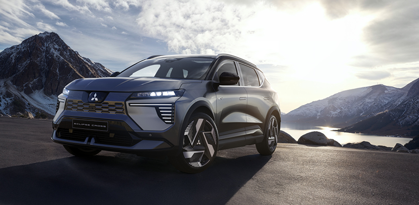 Der neue Mitsubishi Eclipse Cross Der neue Mitsubishi Eclipse Cross steht im Sonnenlicht an einem Bergsee.