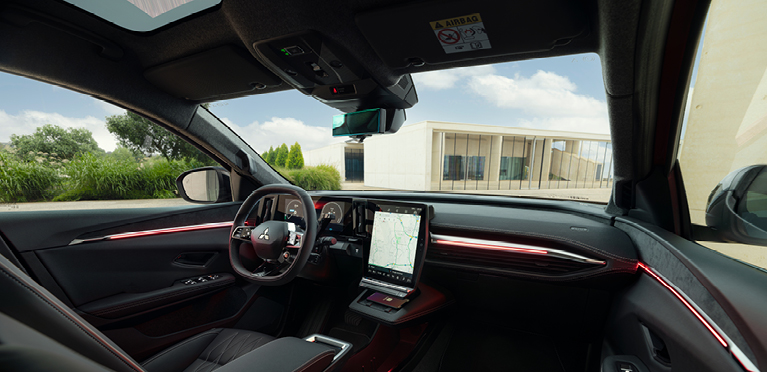 Der Innenraum des neuen Mitsubishi Eclipse Cross in rotem Ambient Light Der Innenraum des neuen Mitsubishi Eclipse Cross wird vom roten Ambient Light erhellt.