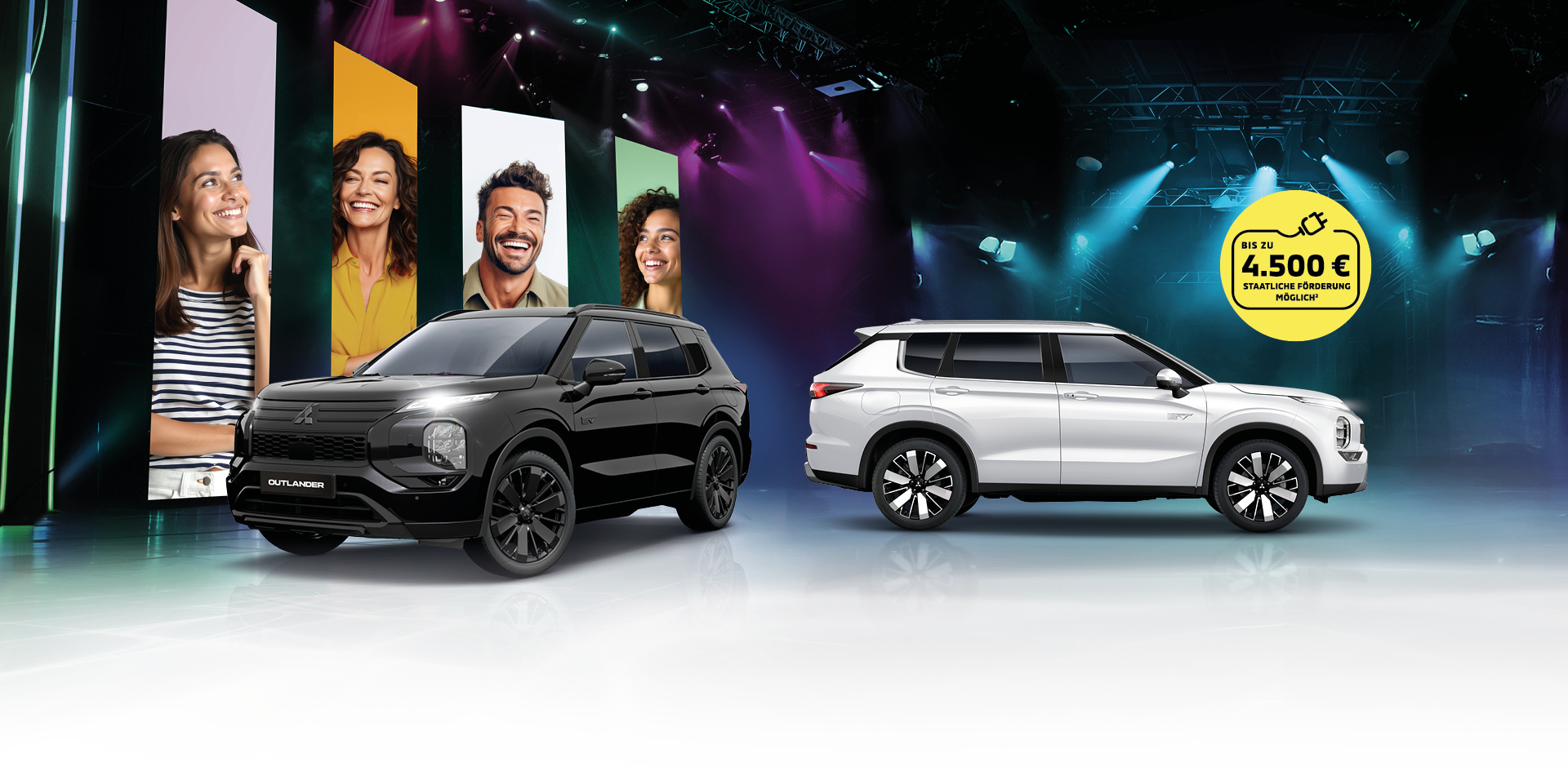 Mitsubishi Outlander Sondermodelle auf Bühne mit Sonderrabatt Der Mitsubishi Outlander Black in Schwarz und der Mitsubishi Outlander Select in Weiß auf einer Bühne mit Lichteffekten und großformatigen Porträtbildern im Hintergrund. Ein gelber Rabatt-Aufkleber ist sichtbar.