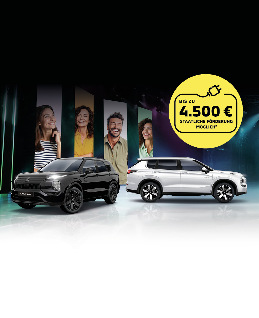Mitsubishi Outlander Sondermodelle auf Bühne mit Sonderrabatt Der Mitsubishi Outlander Black in Schwarz und der Mitsubishi Outlander Select in Weiß auf einer Bühne mit Lichteffekten und großformatigen Porträtbildern im Hintergrund. Ein gelber Rabatt-Aufkleber ist sichtbar.
