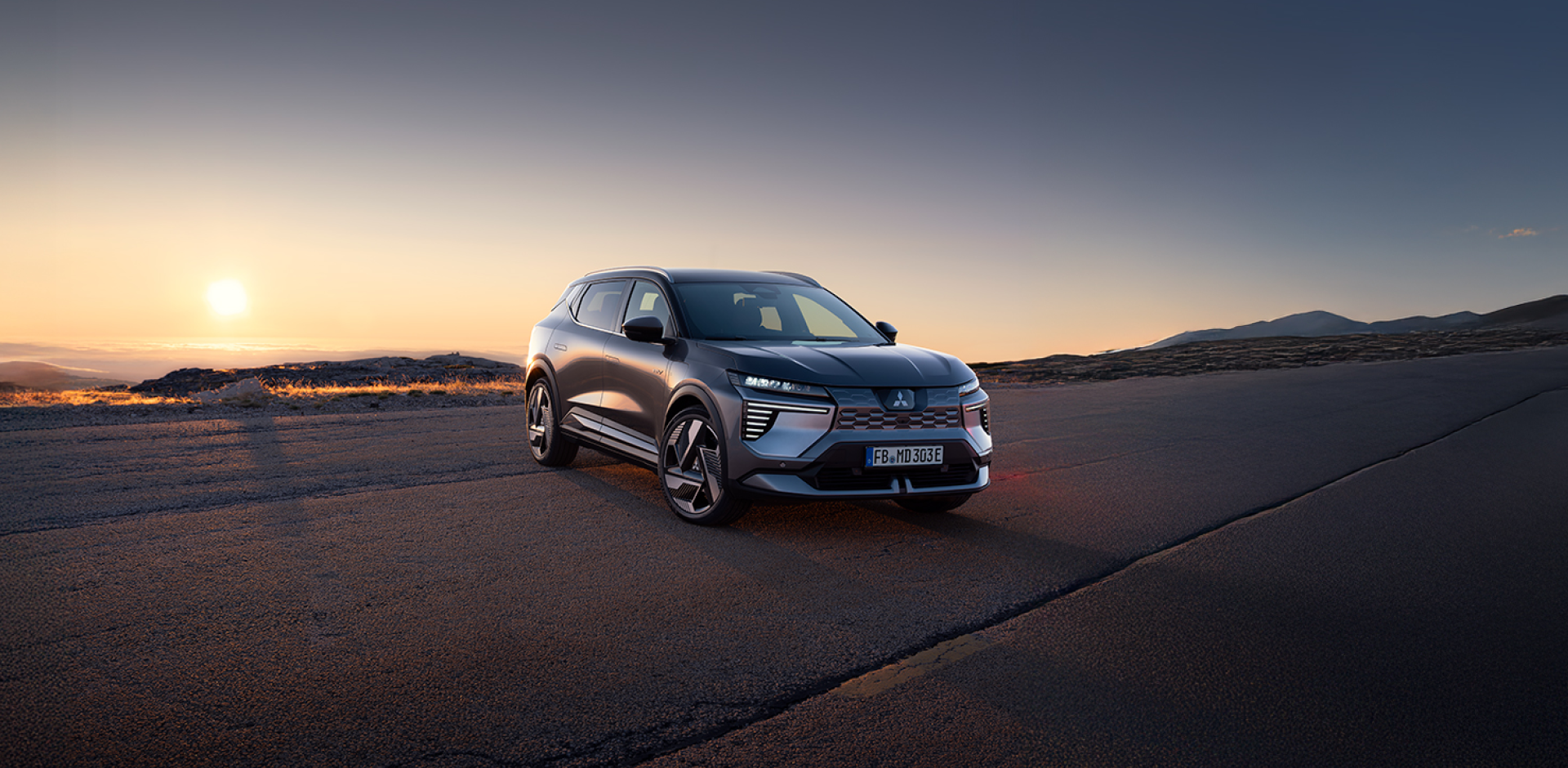 Der neue Eclipse Cross ¾-Frontansicht des neuen Eclipse Cross vor tiefstehender Sonne