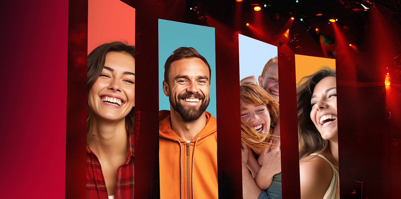 Mitsubishi Happy Weeks Eine Bühne mit Bannern auf denen lachende Menschen zu sehen sind