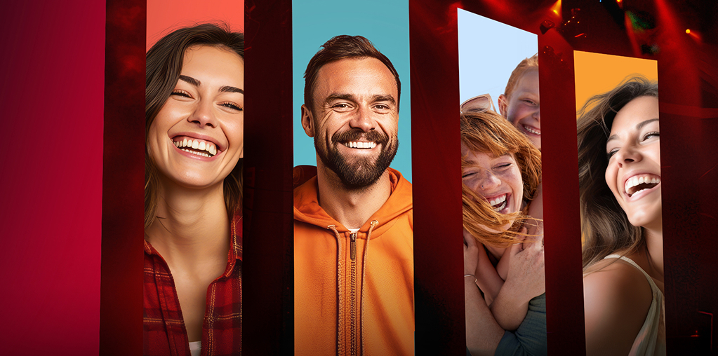 Mitsubishi Happy Weeks Eine Bühne mit Bannern auf denen lachende Menschen zu sehen sind