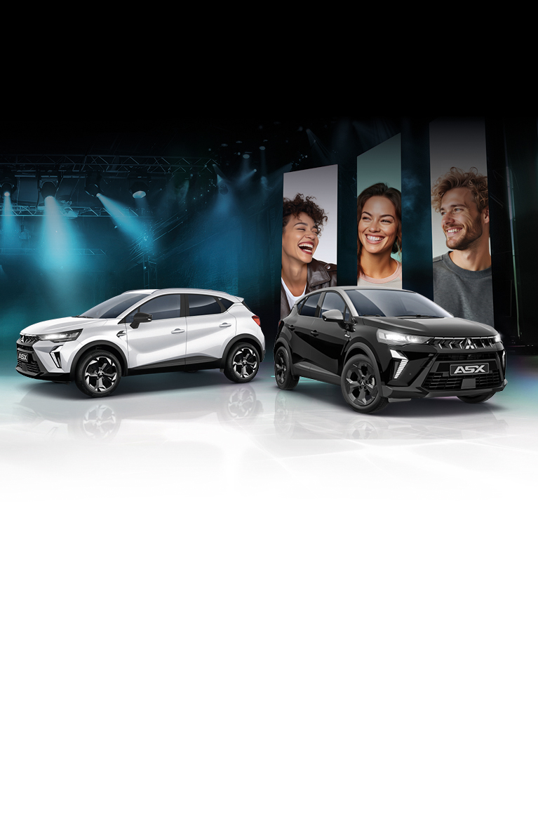 Mitsubishi ASX Sondermodelle – immer besonders Zwei Mitsubishi ASX Sondermodelle, ein Black und ein Select Fahrzeug, vor einer Bühnenkulisse mit Scheinwerfern; im Hintergrund sind lächelnde Gesichter auf großen Displays zu sehen.