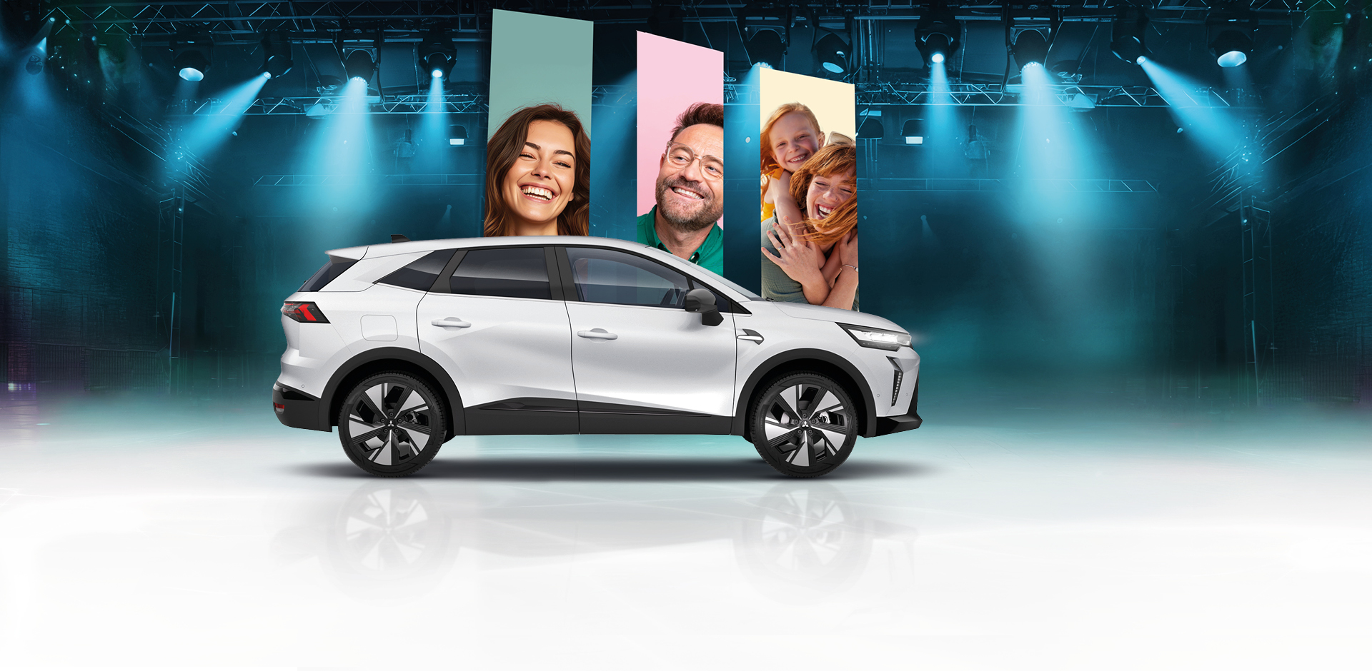 Immer besonders: die Grandis Sondermodelle Weißer Mitsubishi Grandis Intro Edition auf einer Bühne mit Bühnenbeleuchtung, im Hintergrund lächelnde Familienmitglieder