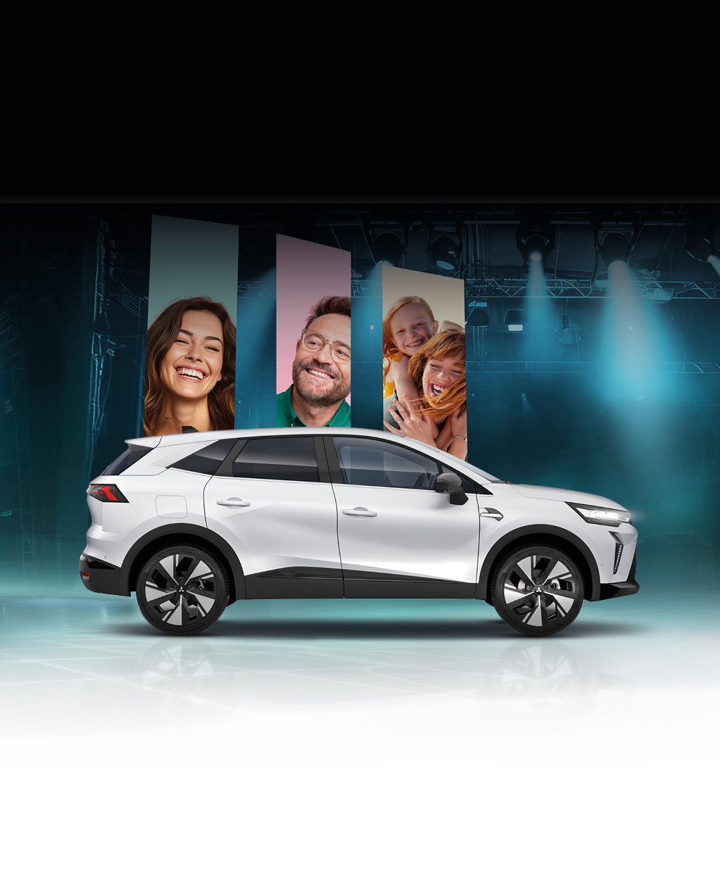 Immer besonders: die Grandis Sondermodelle Weißer Mitsubishi Grandis Intro Edition auf einer Bühne mit Bühnenbeleuchtung, im Hintergrund lächelnde Familienmitglieder